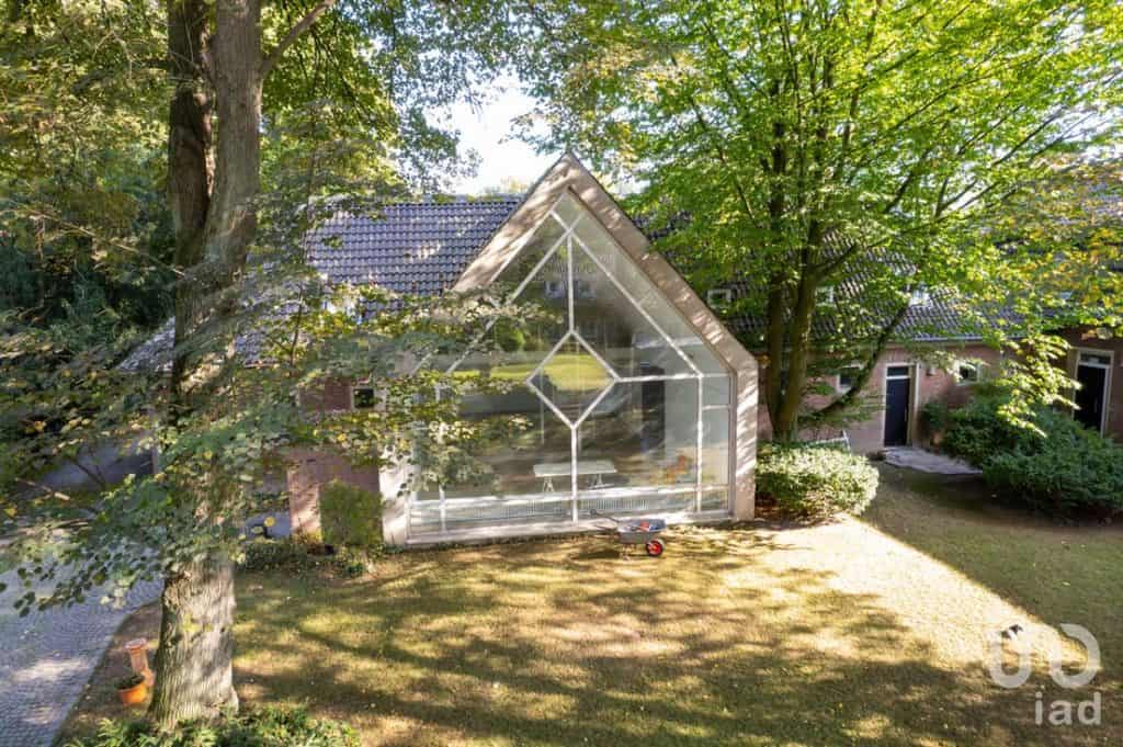 Ehemalige Kapelle in Düsseldorf-Holthausen – Büro, Showroom, Atelier oder Gastronomie in ikonischer Architektur